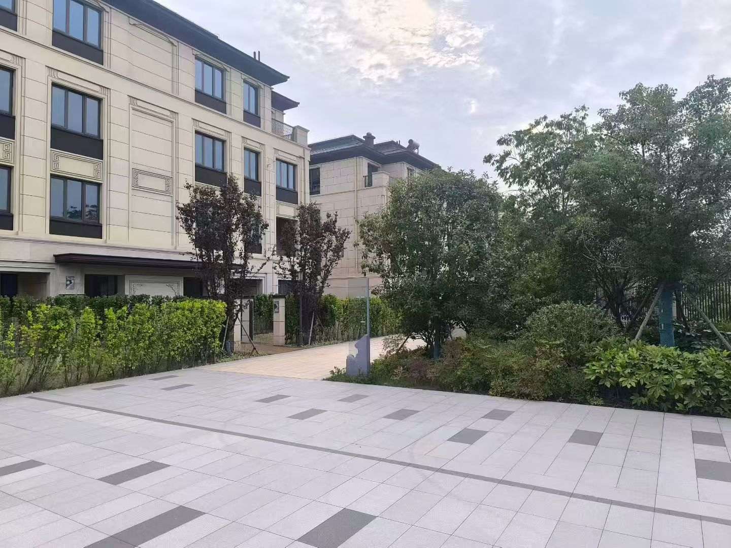 马鞍山 芝麻白与芝麻白搭配铺装，尺寸1200*600