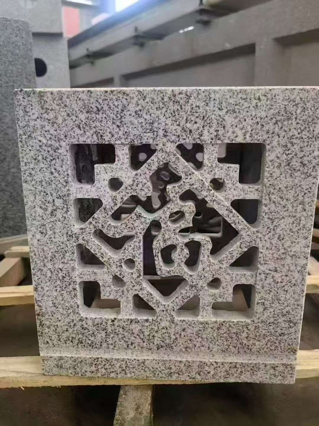 马鞍山 芝麻白花岗岩镂空雕花灯笼